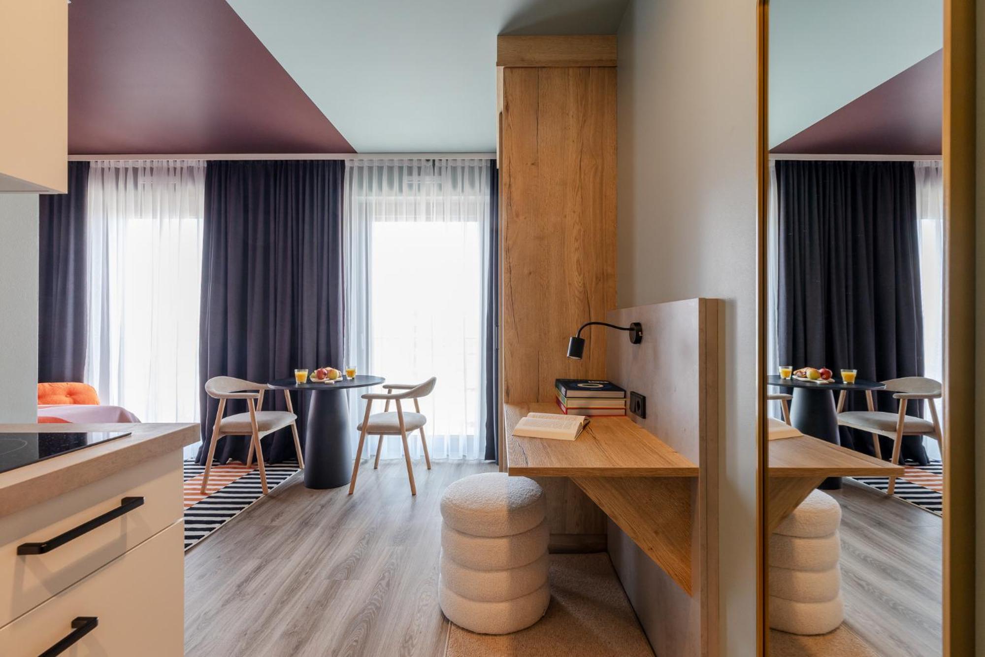 Kalm - East Aparthotel 4*