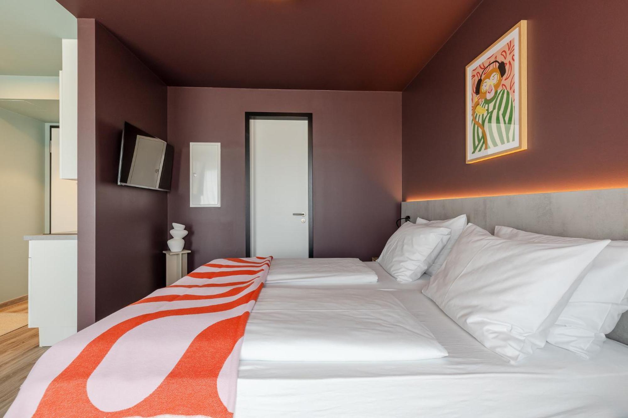 Kalm - East Aparthotel 4*