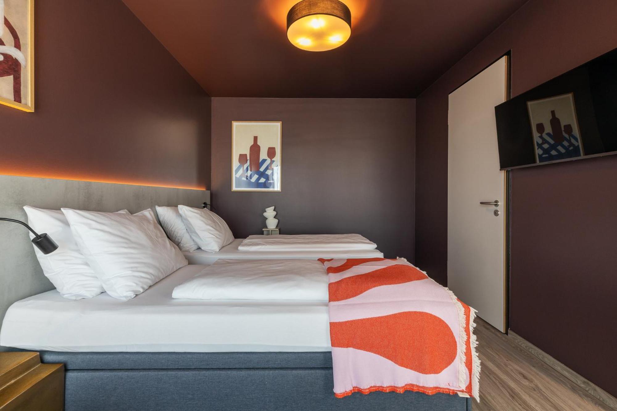 Kalm - East 4*