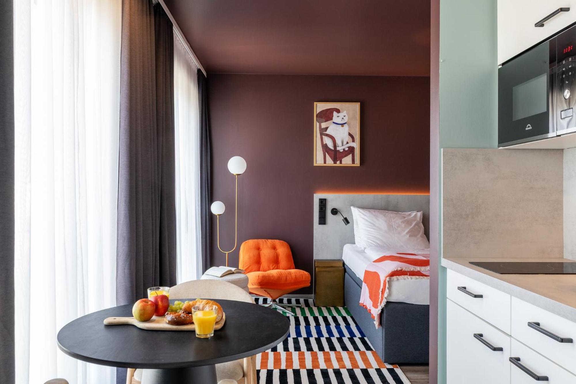 Kalm - East Aparthotel 4*