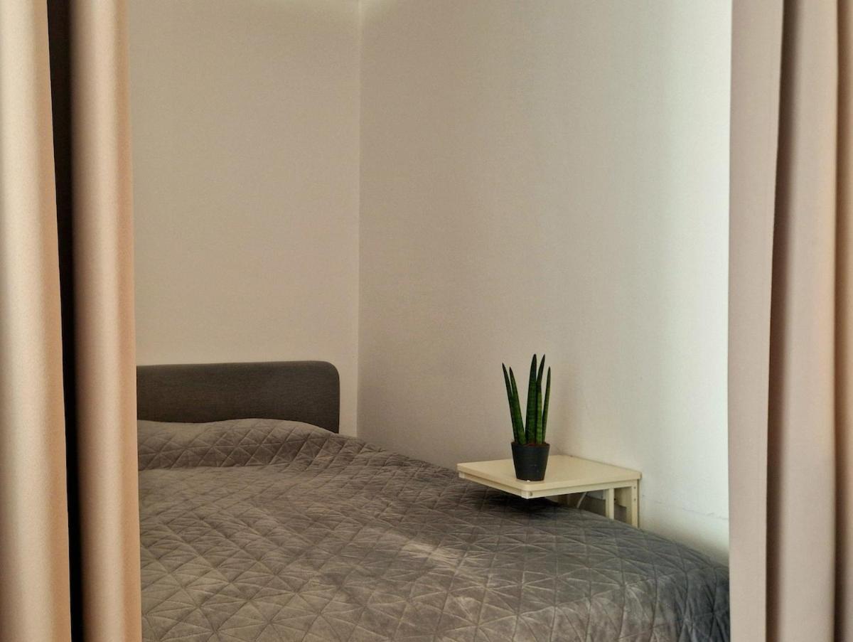 Large Cozy With Balcony And Kitchen At Pasing Apartment