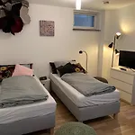 Helle Souterrainwohnung Mit Komfort
