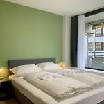 Central Flat With 3 Bedrooms And Free Parking Space