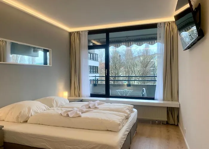 Central Flat With 3 Bedrooms And Free Parking Space