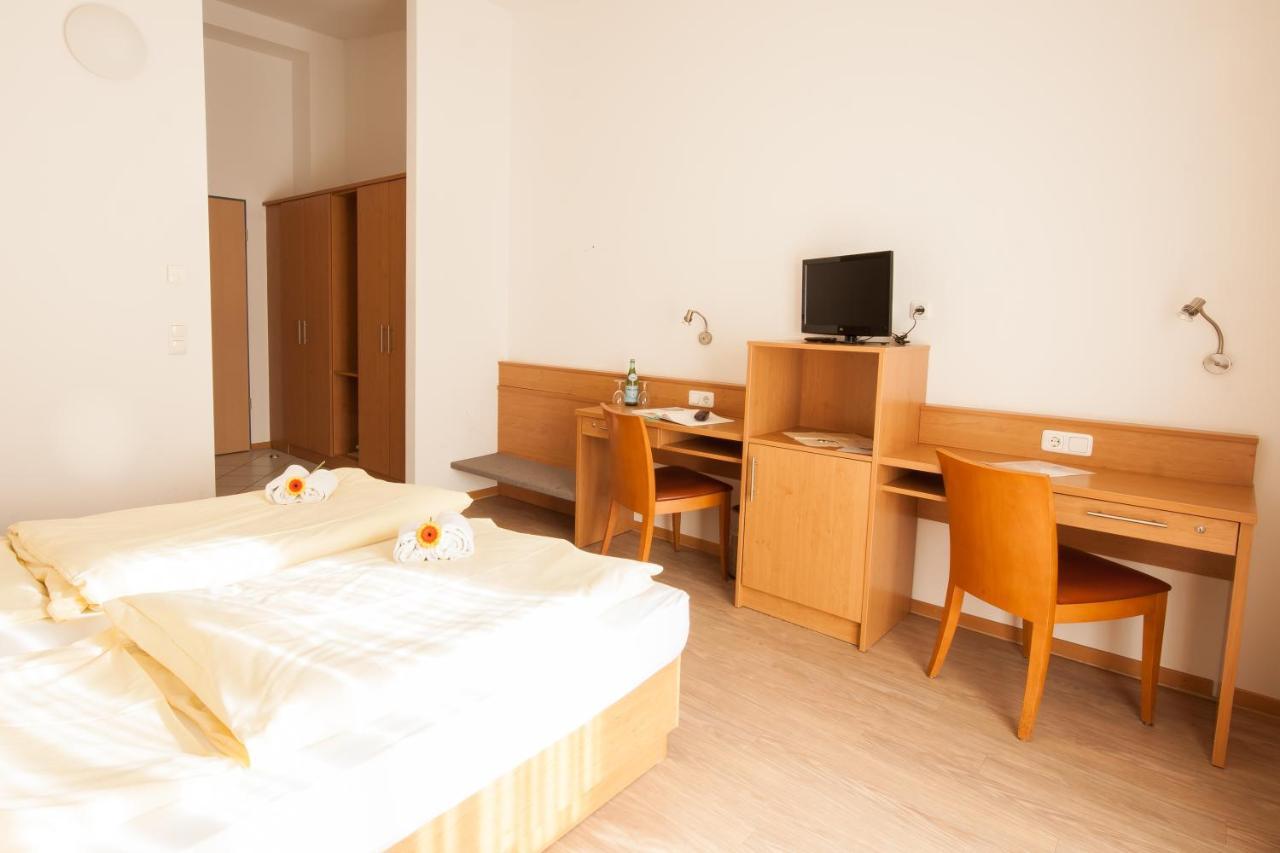 Bed & Breakfast Gastehaus Olympia Reitanlage Munchen-riem Munich
