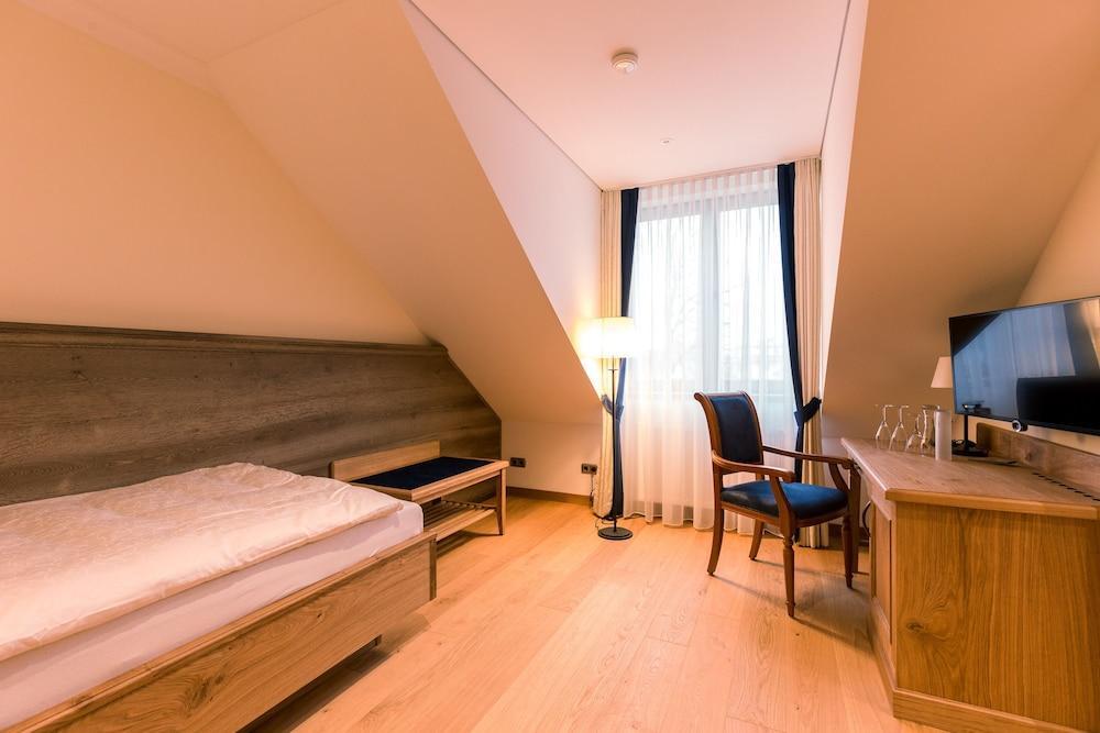 & Gaststaette Zum Erdinger Weissbraeu 3* Munich