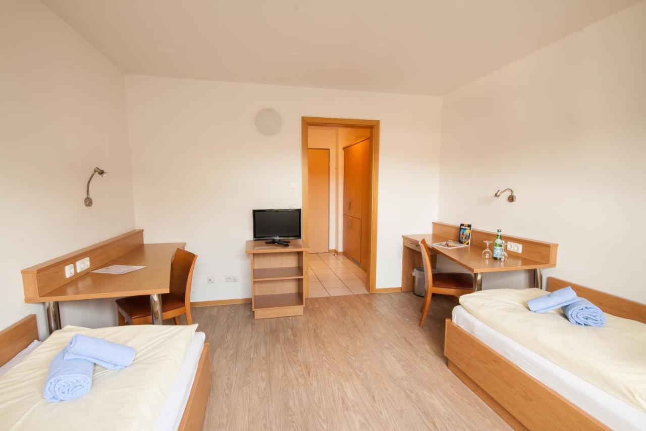 Gastehaus Olympia Reitanlage Munchen-riem