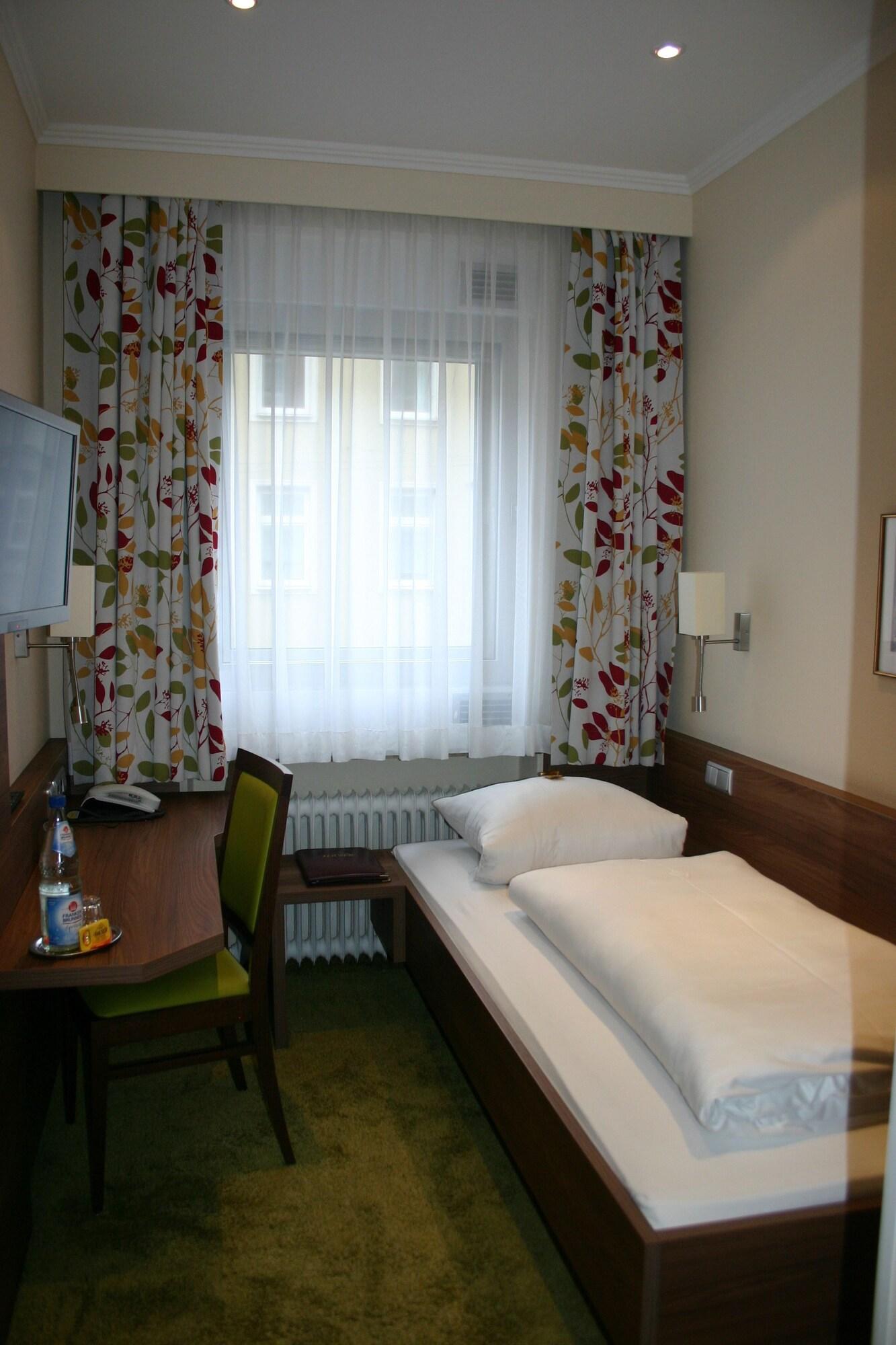 Hauser An Der Universitaet Hotel 3*