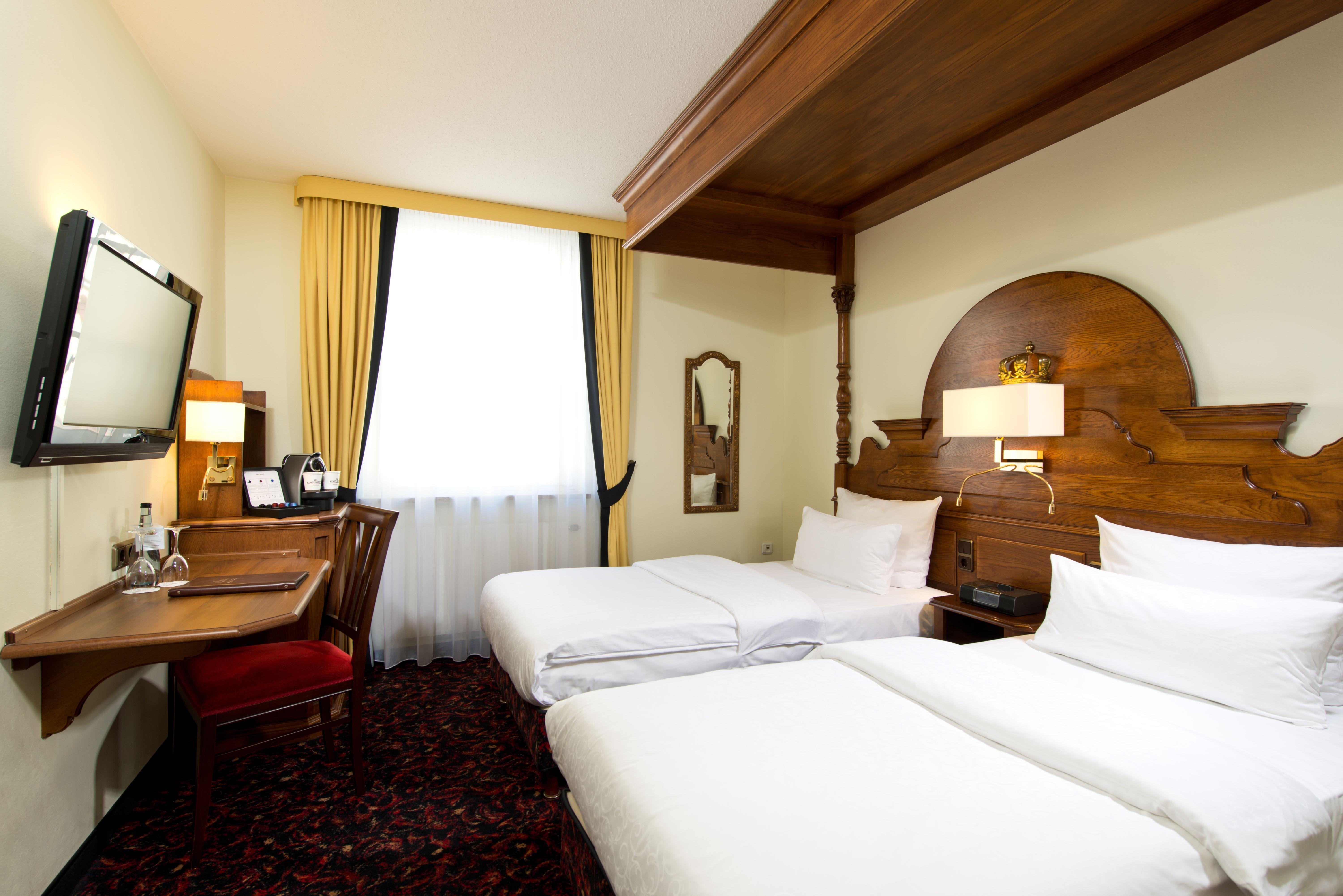 Hotel King's First