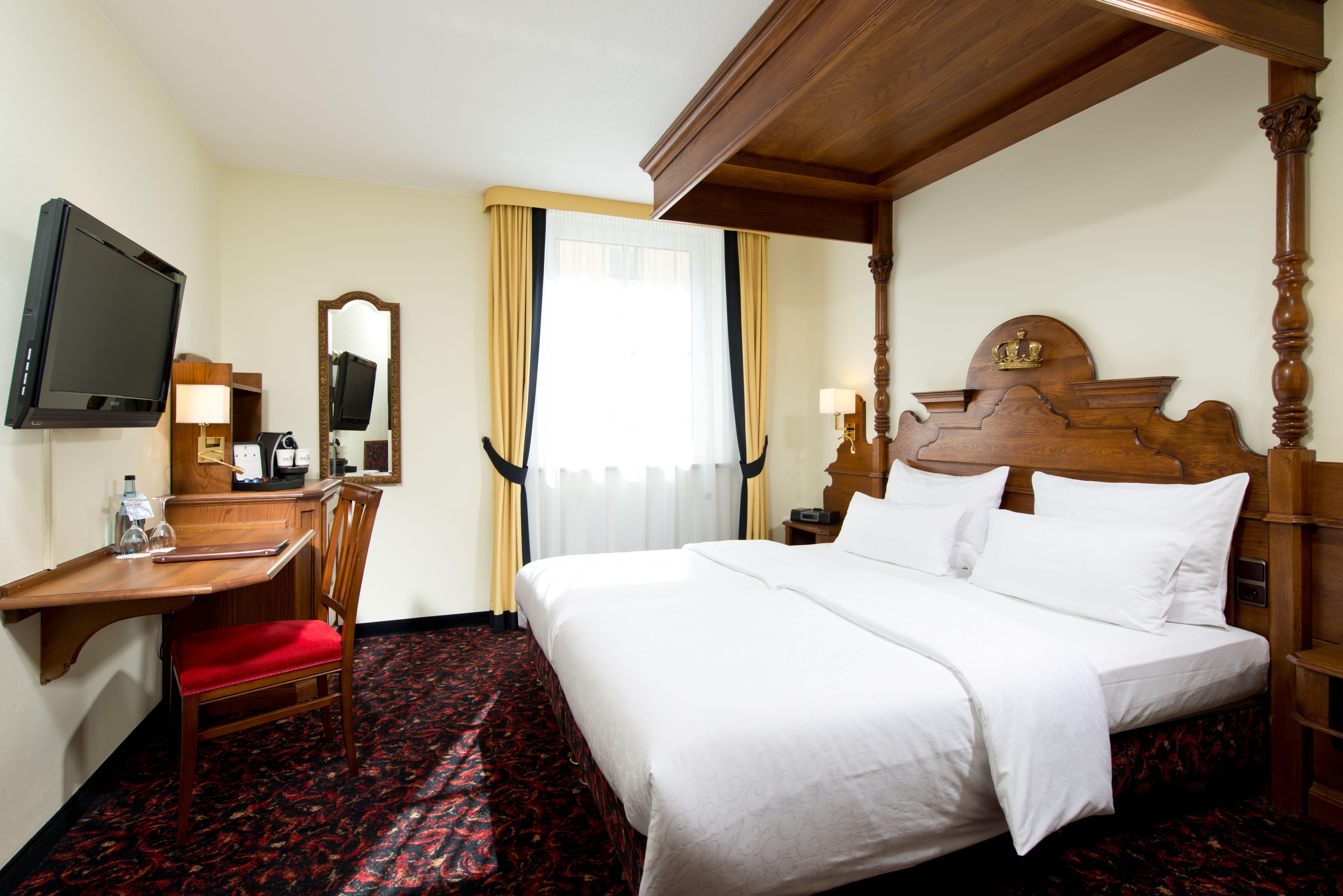 Hotel King's First