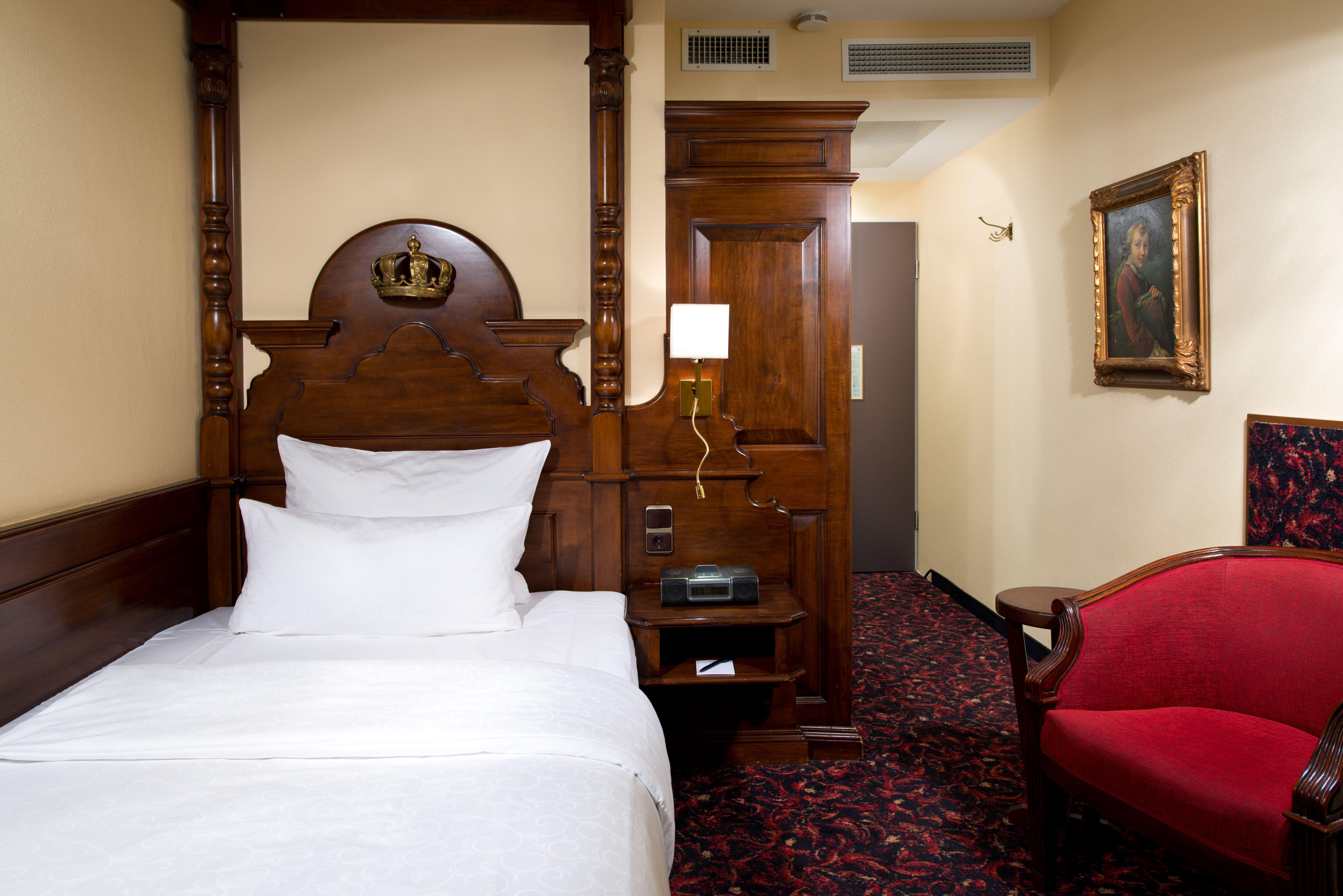 Hotel King's First