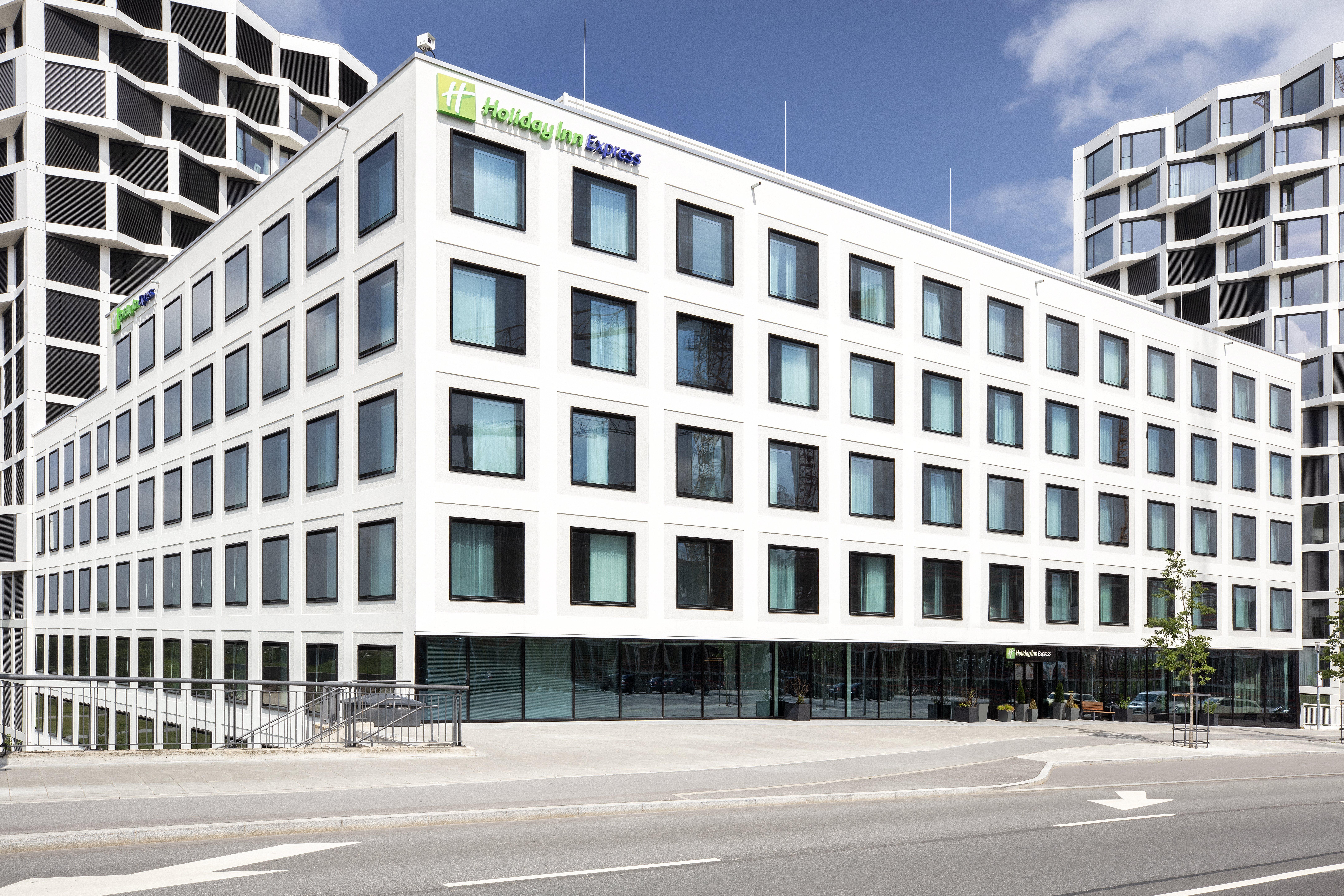 Holiday Inn Express Munich City West By Ihg Hotel 3*