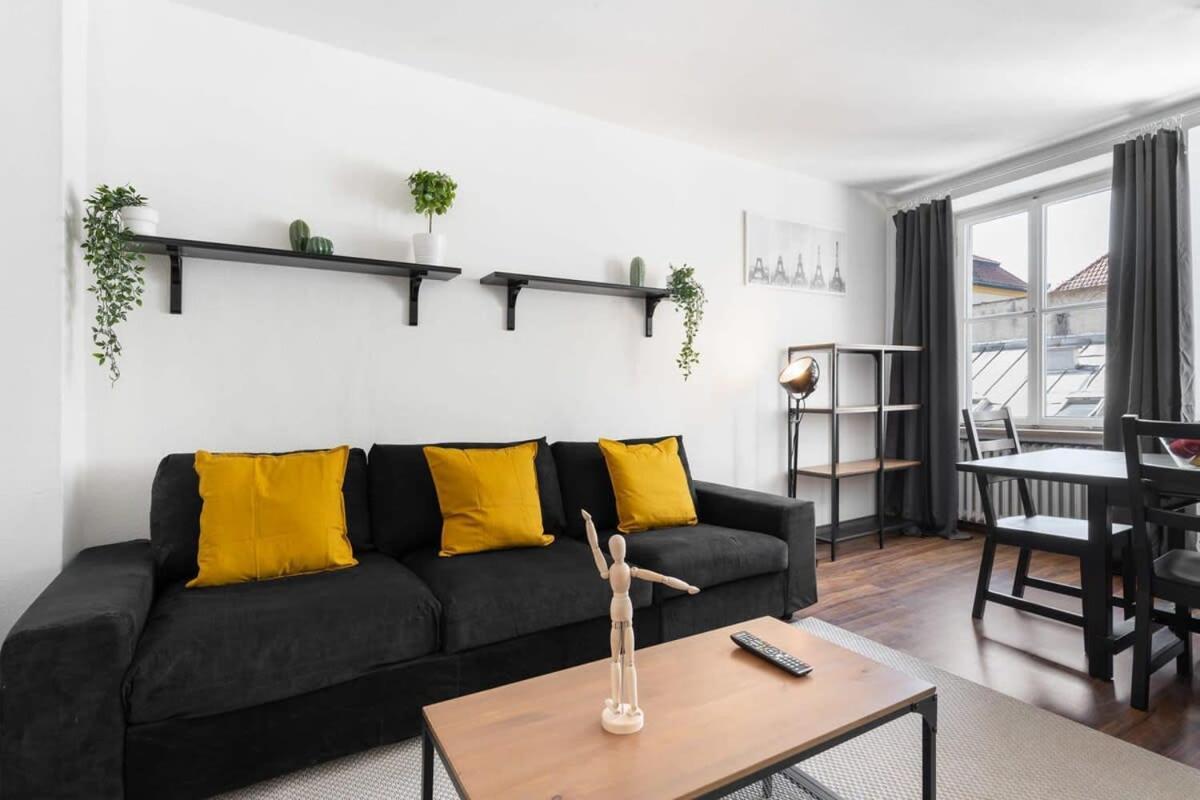 Living In Center Apartment *