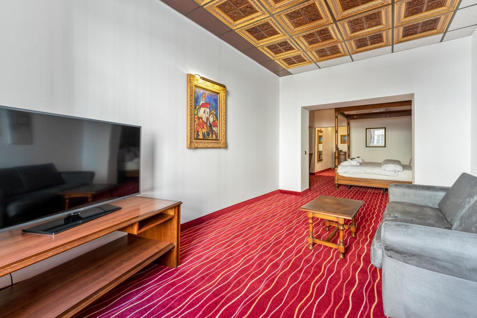 Hotel King's First