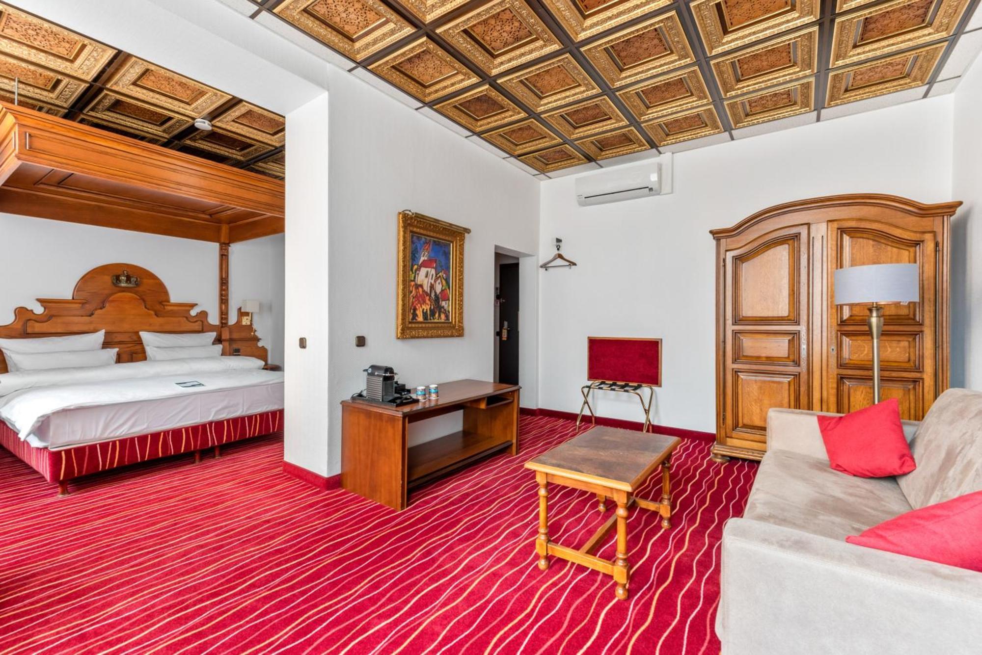 Hotel King's First 4*