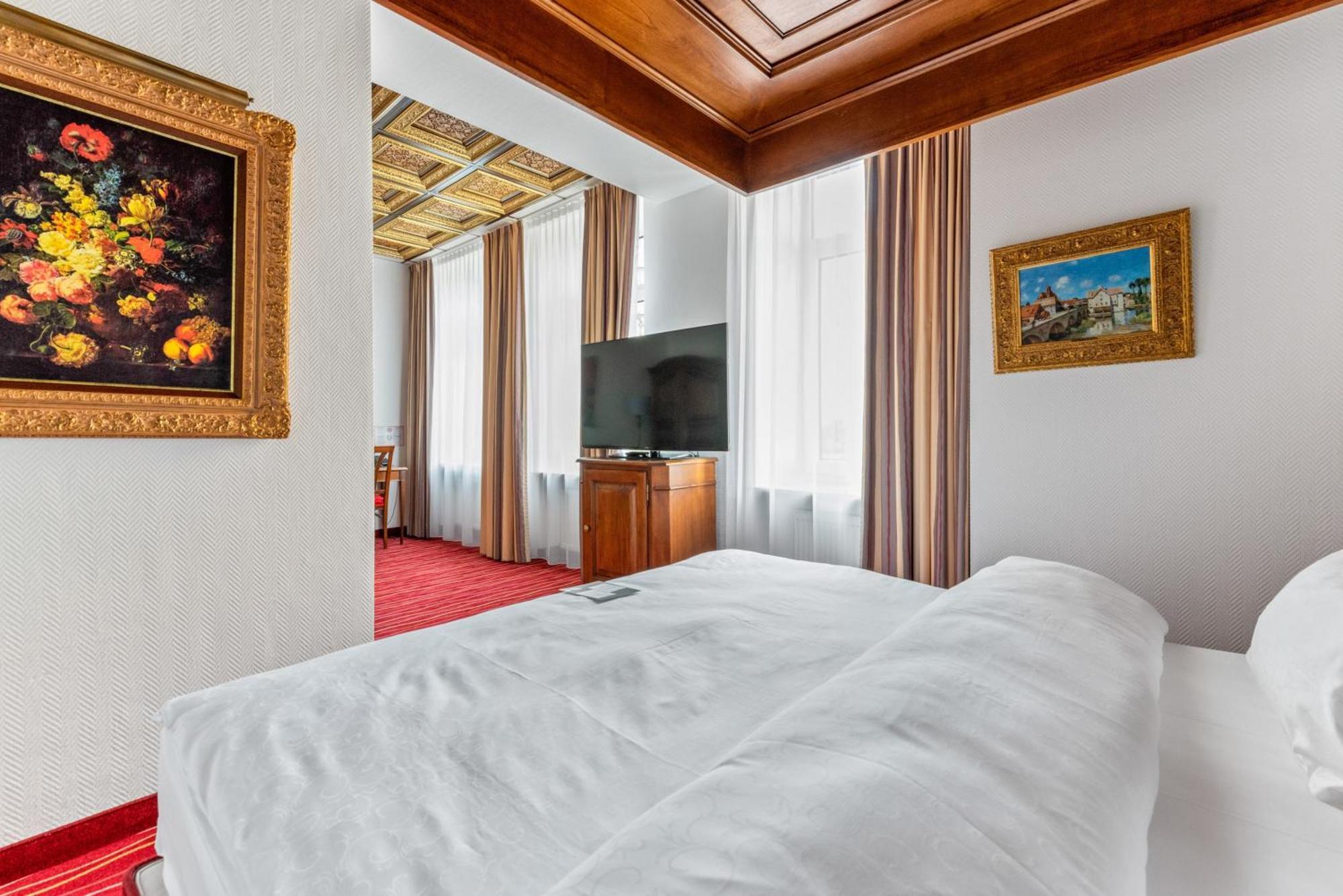 Hotel King's First