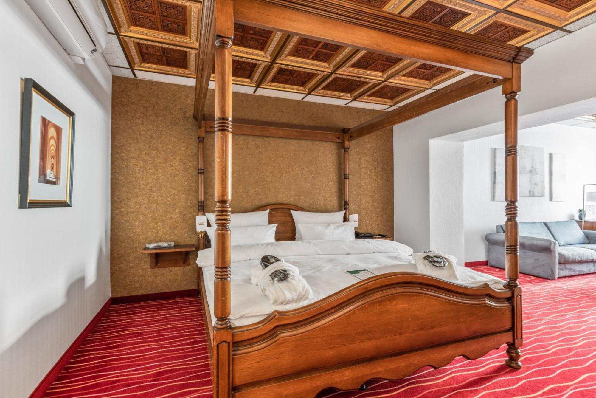 Hotel King's First 4*