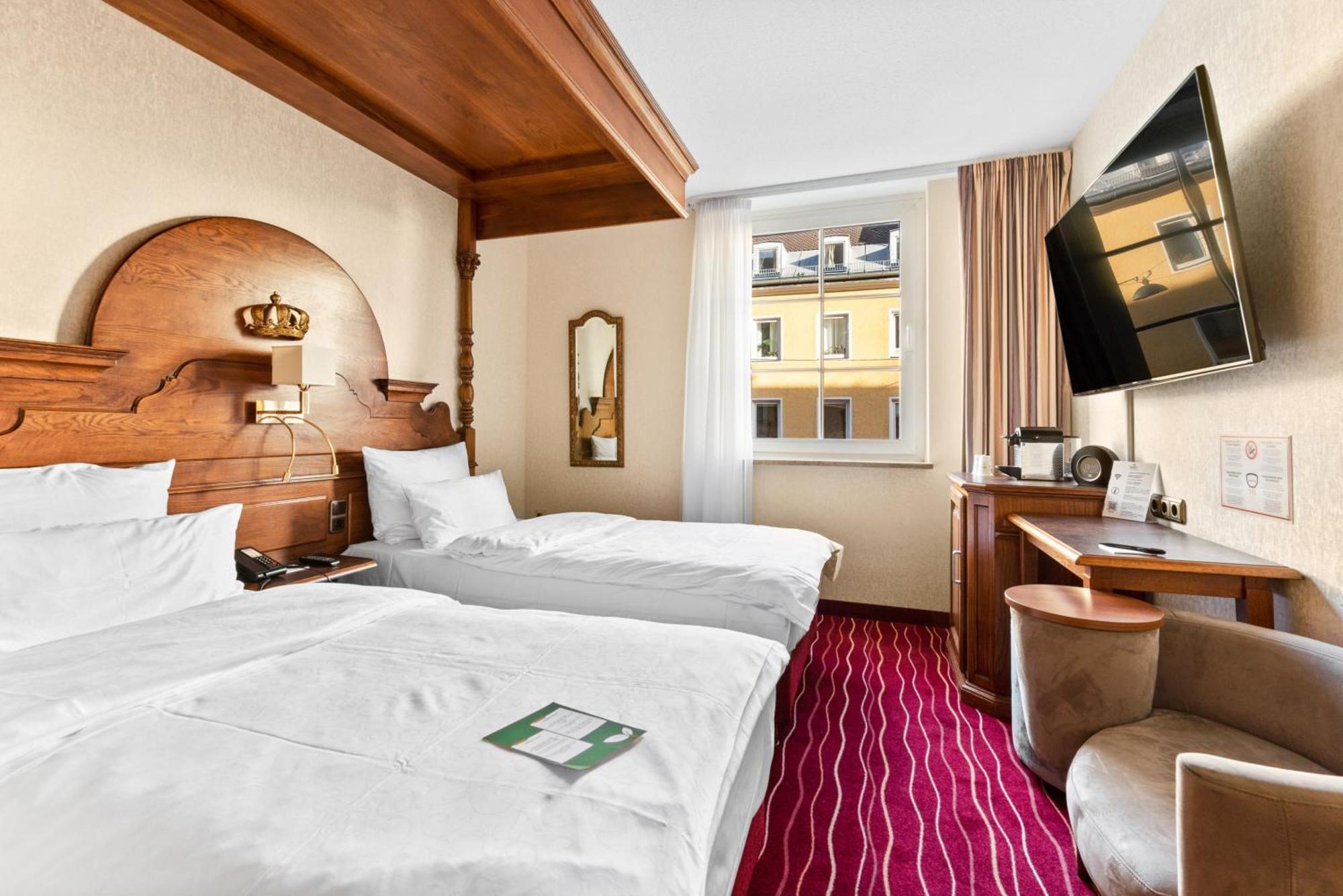 Hotel King's First 4*
