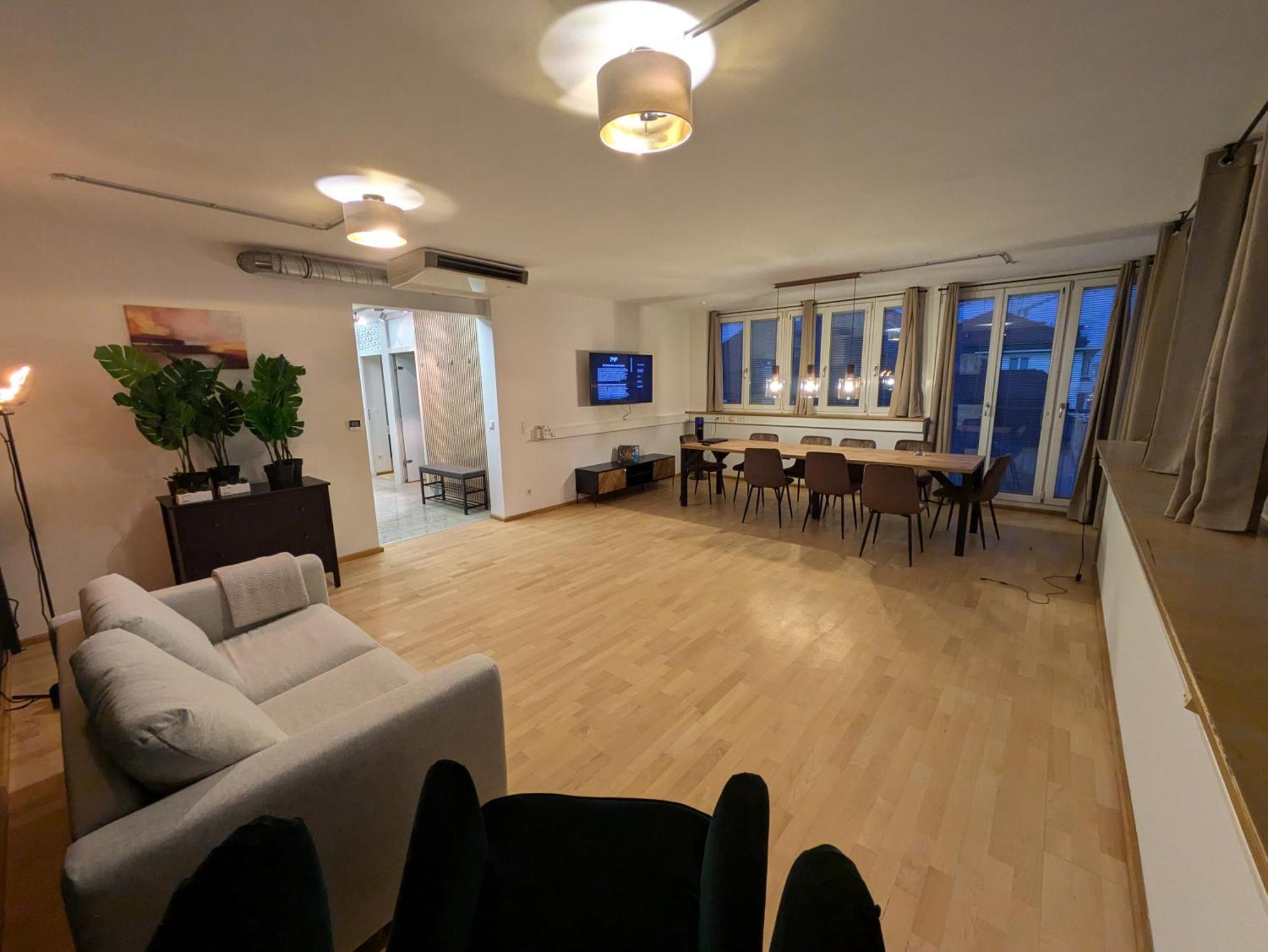 Large 150 Qm In Centrally Located 1 To 15 Guests *