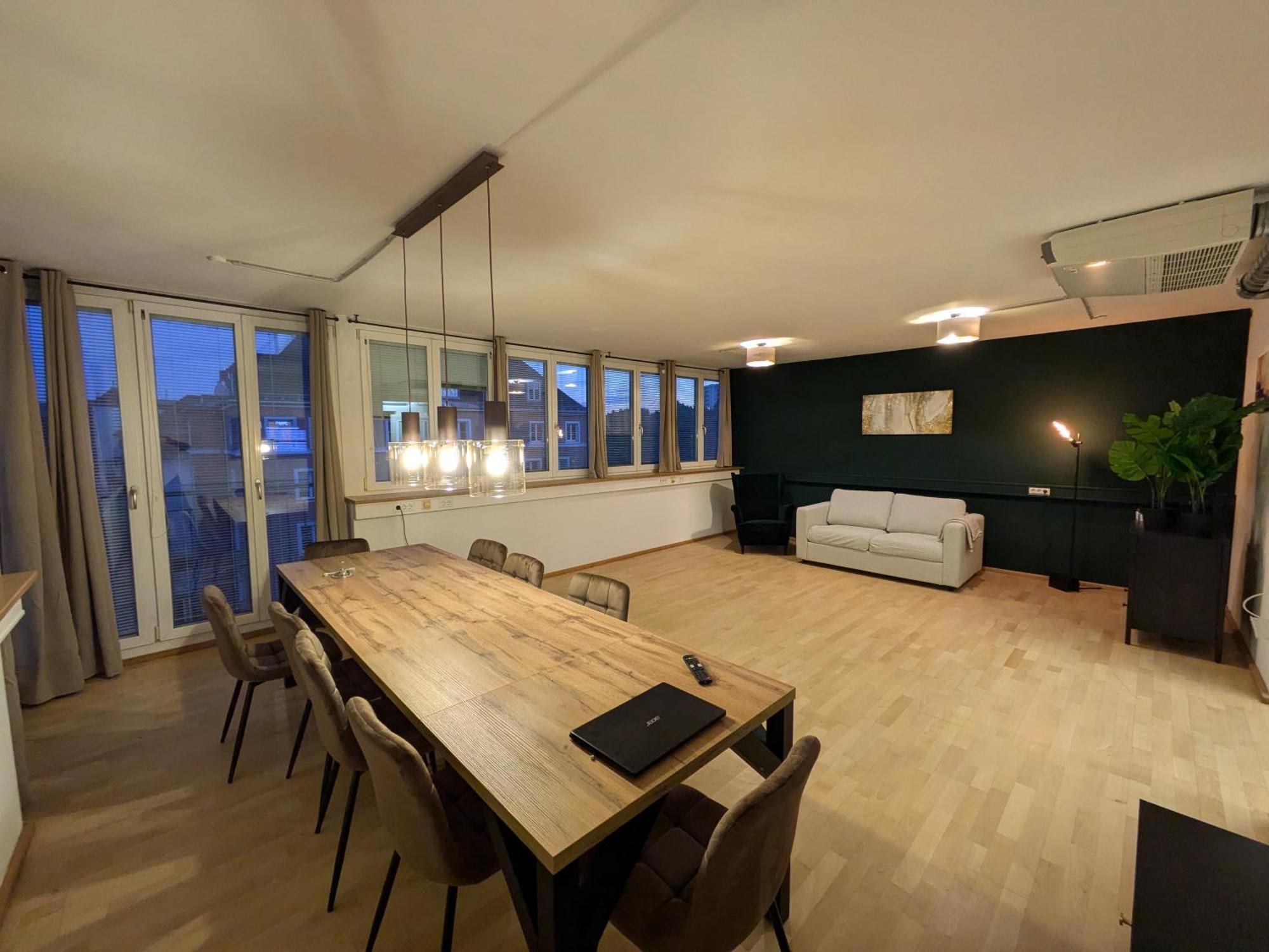 Large 150 Qm In Centrally Located 1 To 15 Guests *