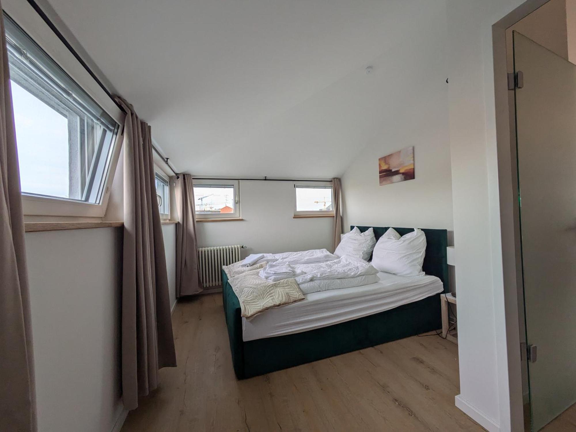 Large 150 Qm In Centrally Located 1 To 15 Guests