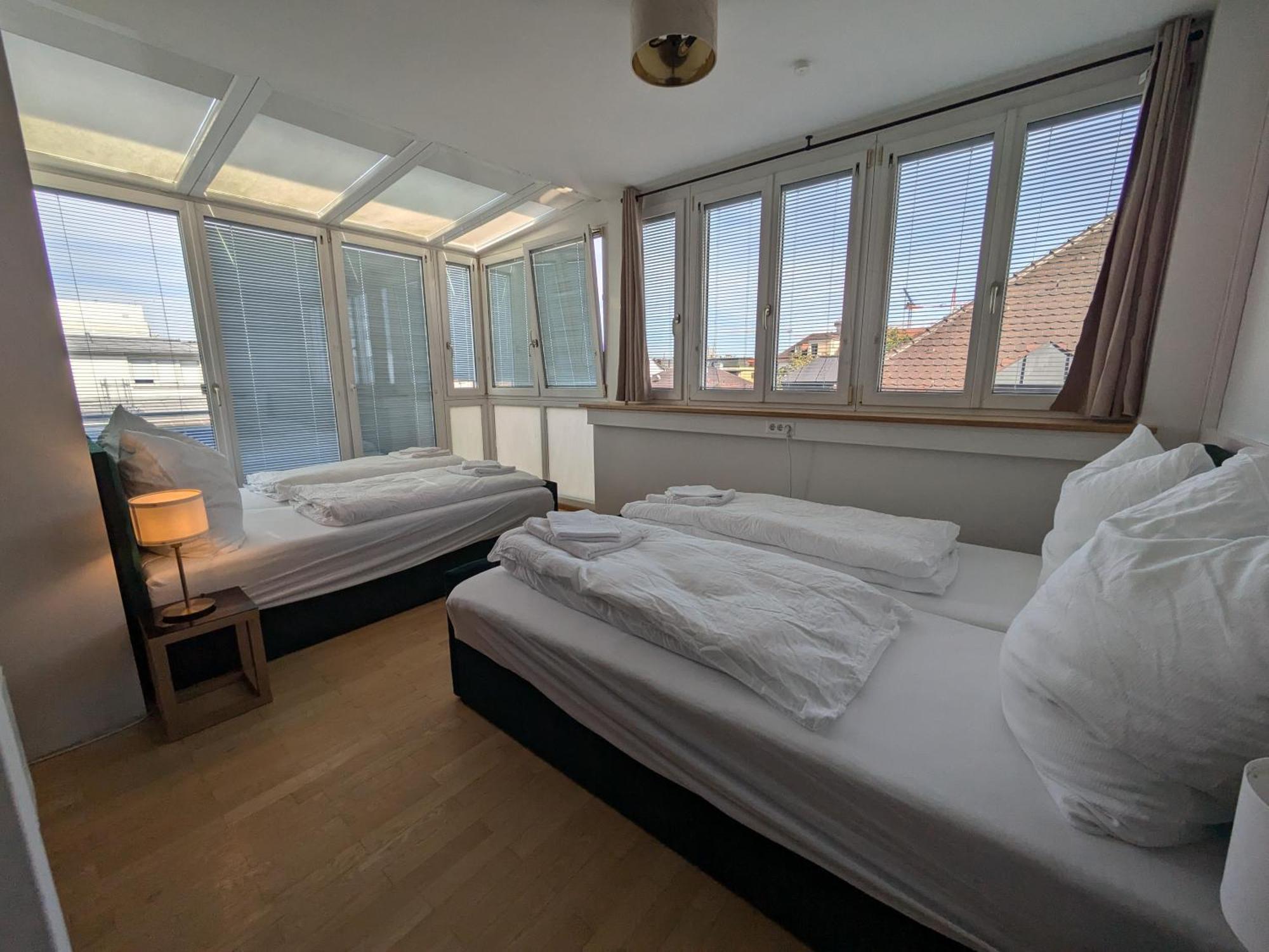 Large 150 Qm In Centrally Located 1 To 15 Guests