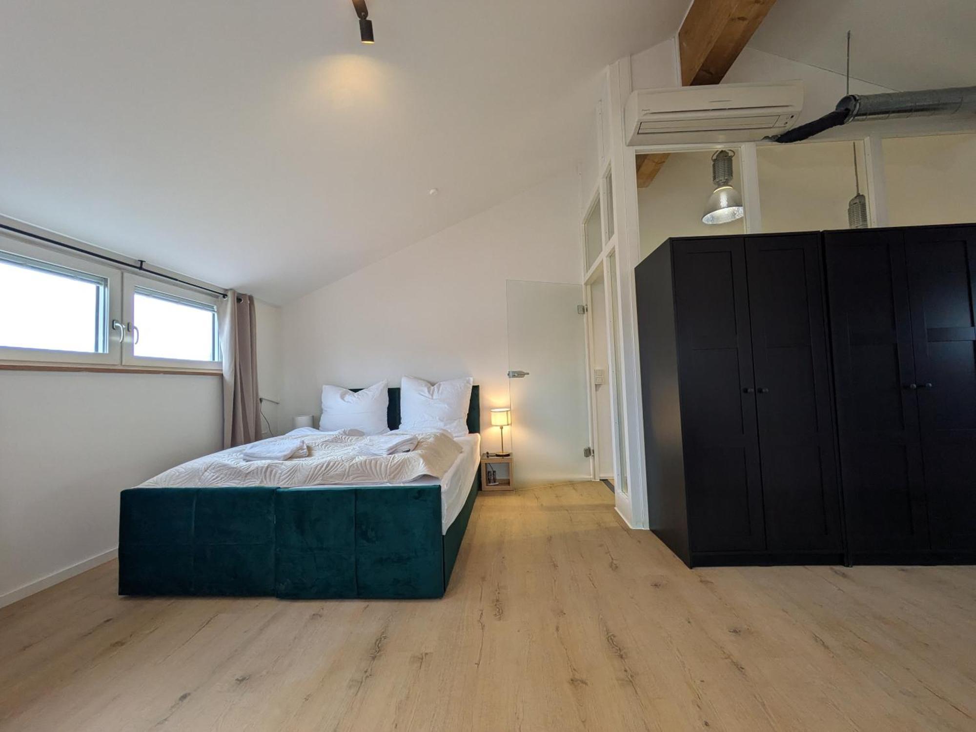 Large 150 Qm In Centrally Located 1 To 15 Guests