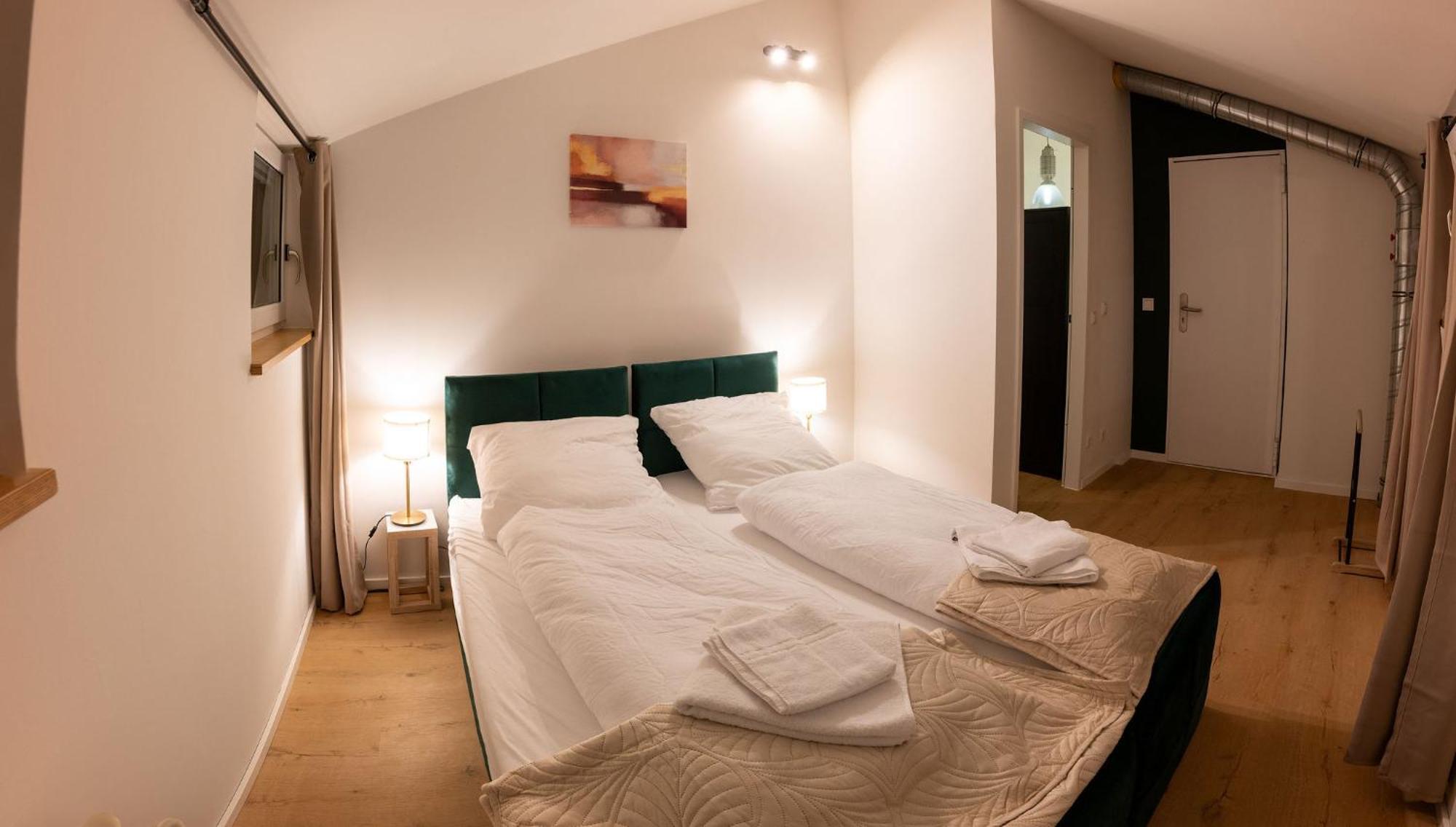 Large 150 Qm In Centrally Located 1 To 15 Guests