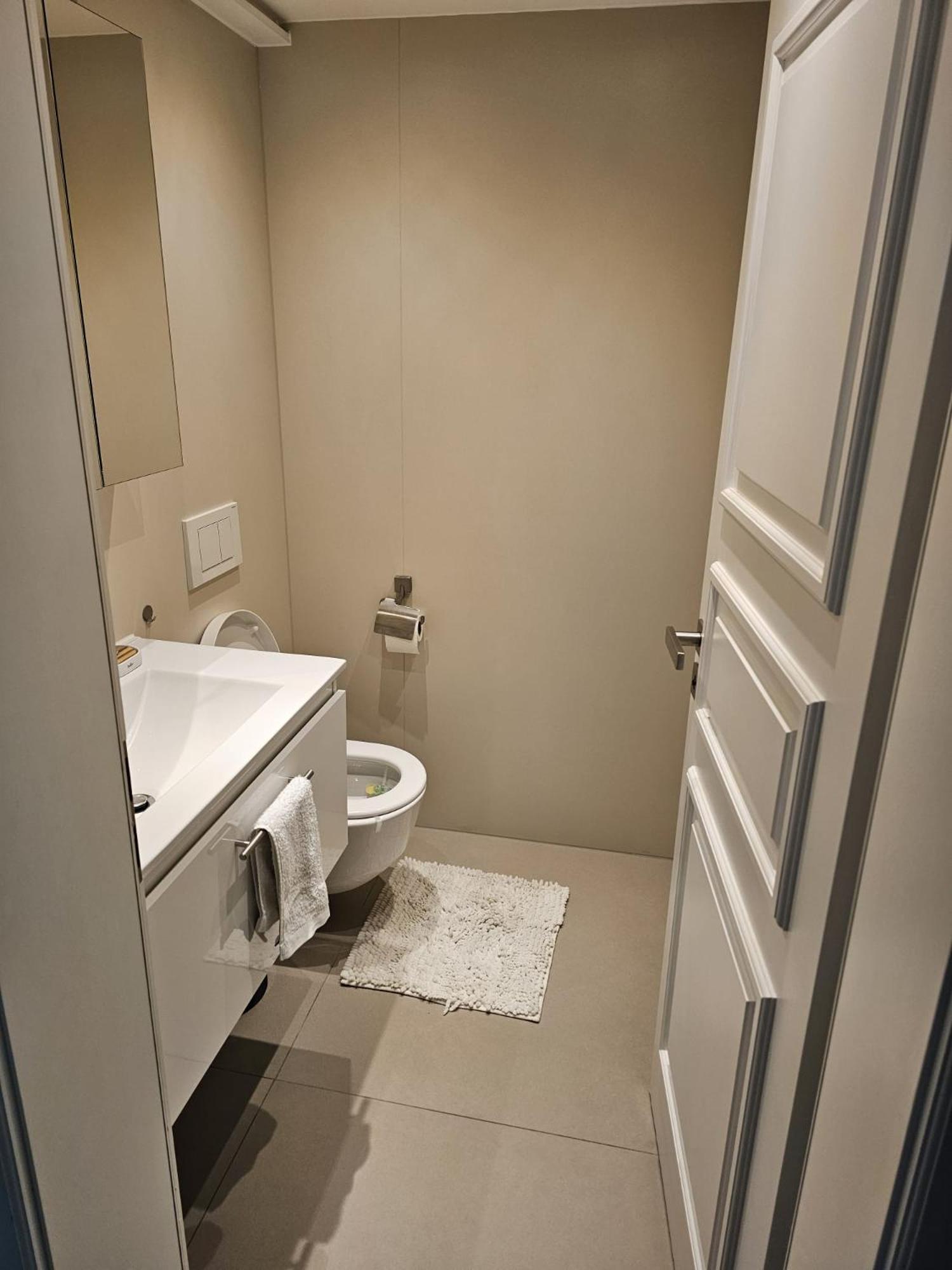Wunderschoene, 5 Zimmerwohnung, Mit Grosser Terrasse Apartamento Munique