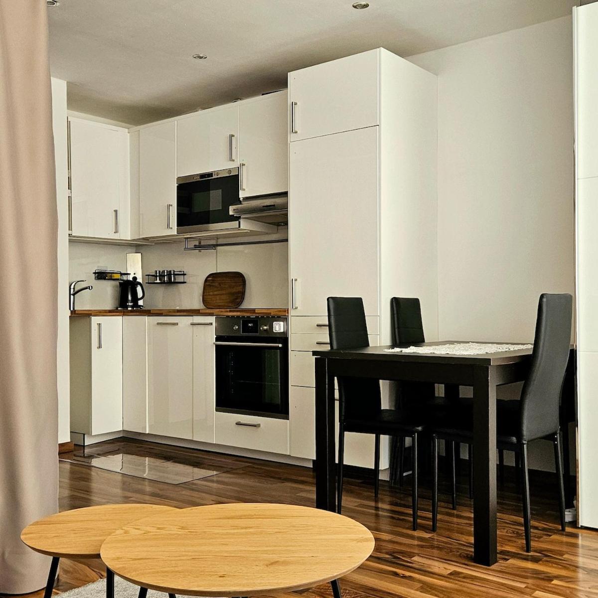Large Cozy With Balcony And Kitchen At Pasing München