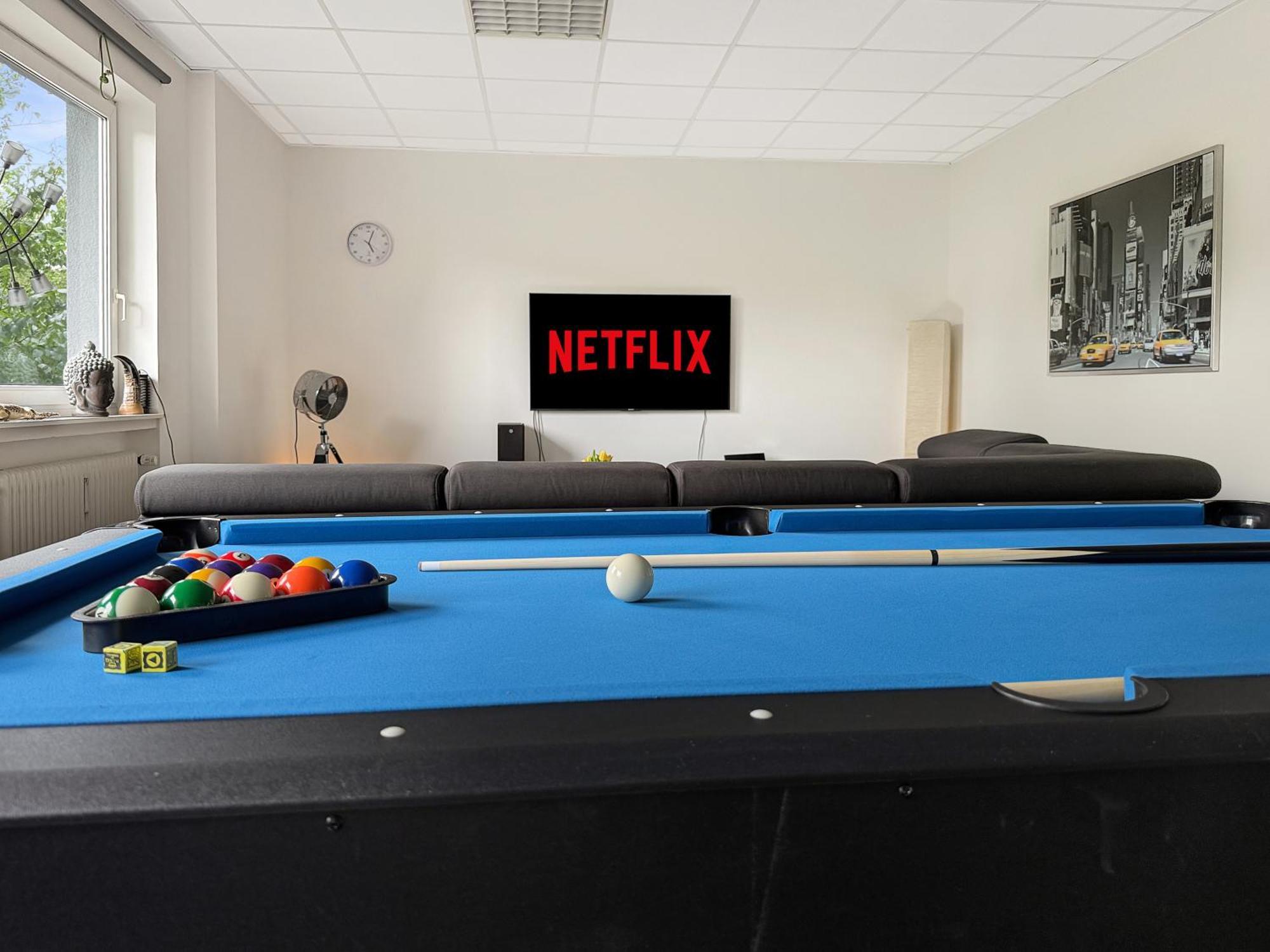 Group Oasis In Cinema, Pool Table, 17 Beds Apartment *
