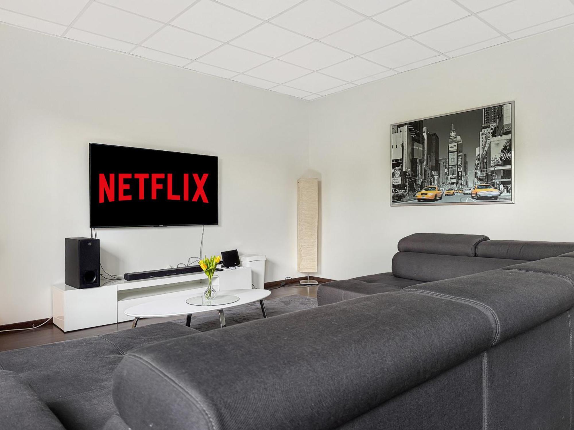 Apartment Group Oasis In Cinema, Pool Table, 17 Beds