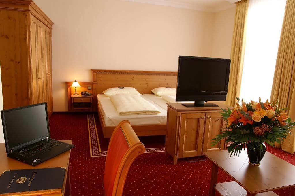 & Gaststaette Zum Erdinger Weissbraeu 3* Munich