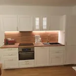 Helle 3 Zimmer Souterrainwohnung In Einem Neubau-Villa