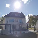 Helle 3 Zimmer Souterrainwohnung In Einem Neubau-Villa