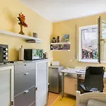 7 Min To Citycenter Subway U3 100M, Southside Singleroom Own Shower Wc, Tv, Dishes Fridge, Oven, Waterheater, Coffeemashine- Free C ,Bike For Free , Next To River And Park, Many Restaurants And Supermarkets Around 200M, Nonsmoker !