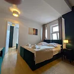 Munich Large Apartment 110 Qm, 3 Bedrooms And Very Central 1-12 Guests