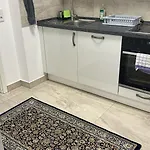 Ein-Schlafzimmer-Apartment Mit Allen Einrichtungen In Einem Familienhaus - No Party