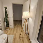 Ug Neubau City Wohnung - Pool, Gym, Sauna, Zweites Bad Extra Buchbar