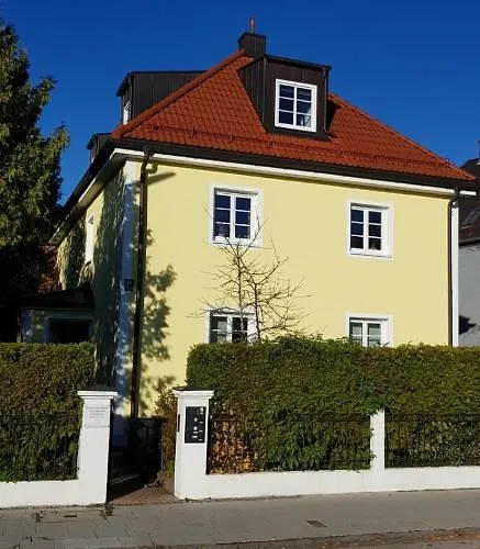 Helle Und Ruhige Dachgeschosswohnung