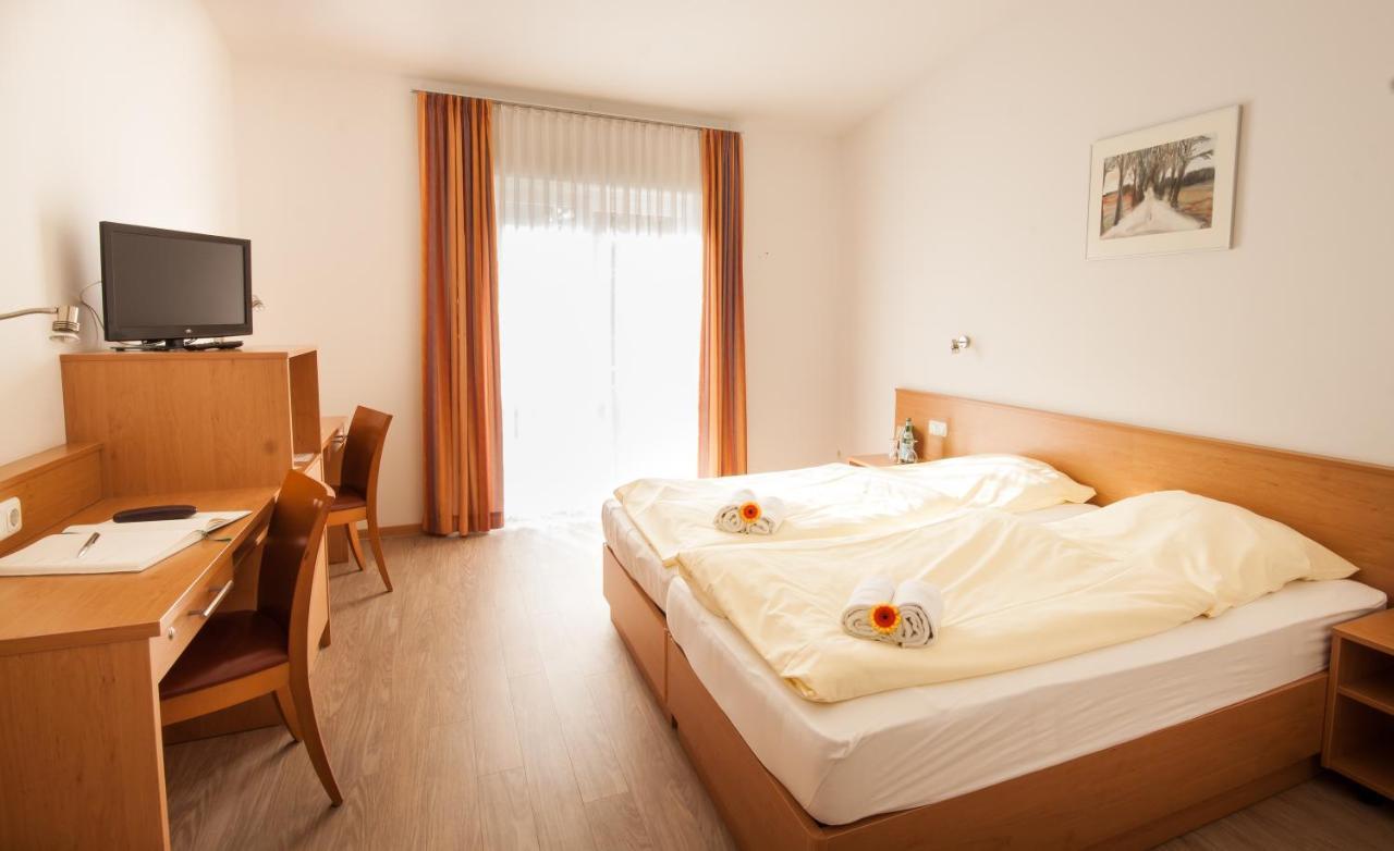 Gastehaus Olympia Reitanlage Munchen-riem Bed & Breakfast