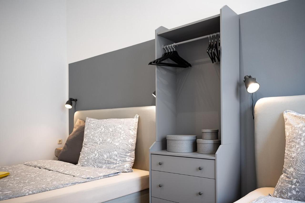 Apartment Big Central Near Rotkreuzplatz With 3 Bedroom For 12 Pax *