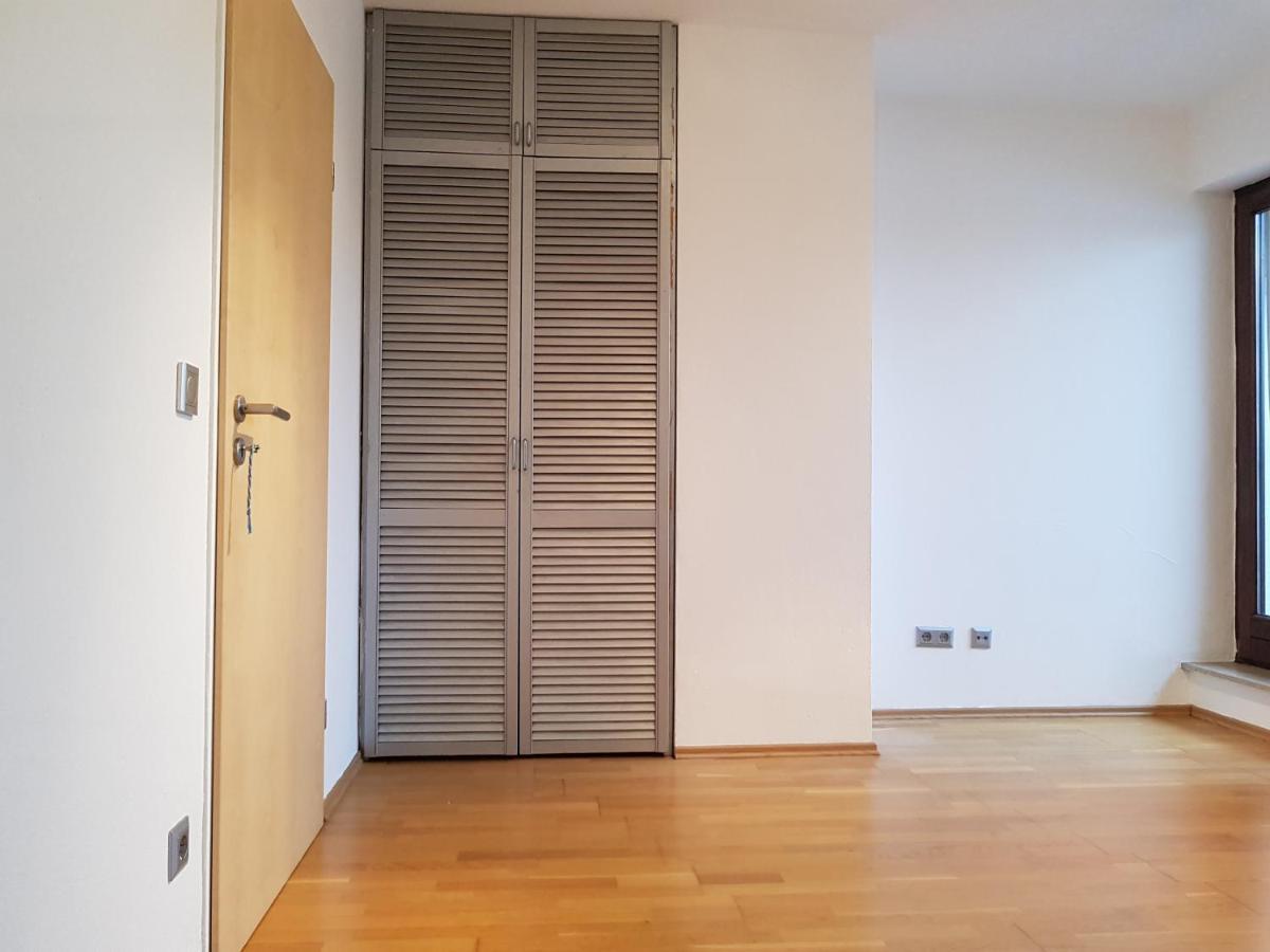 Ruhiges Doppelzimmer In Privatwohnung An Der U-bahn, Geteiltes Bad, Eigenes Wc Homestay *