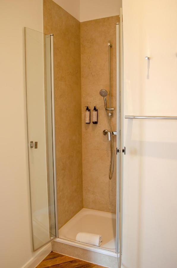 Homely 4 - Chic Self-check-in For Short