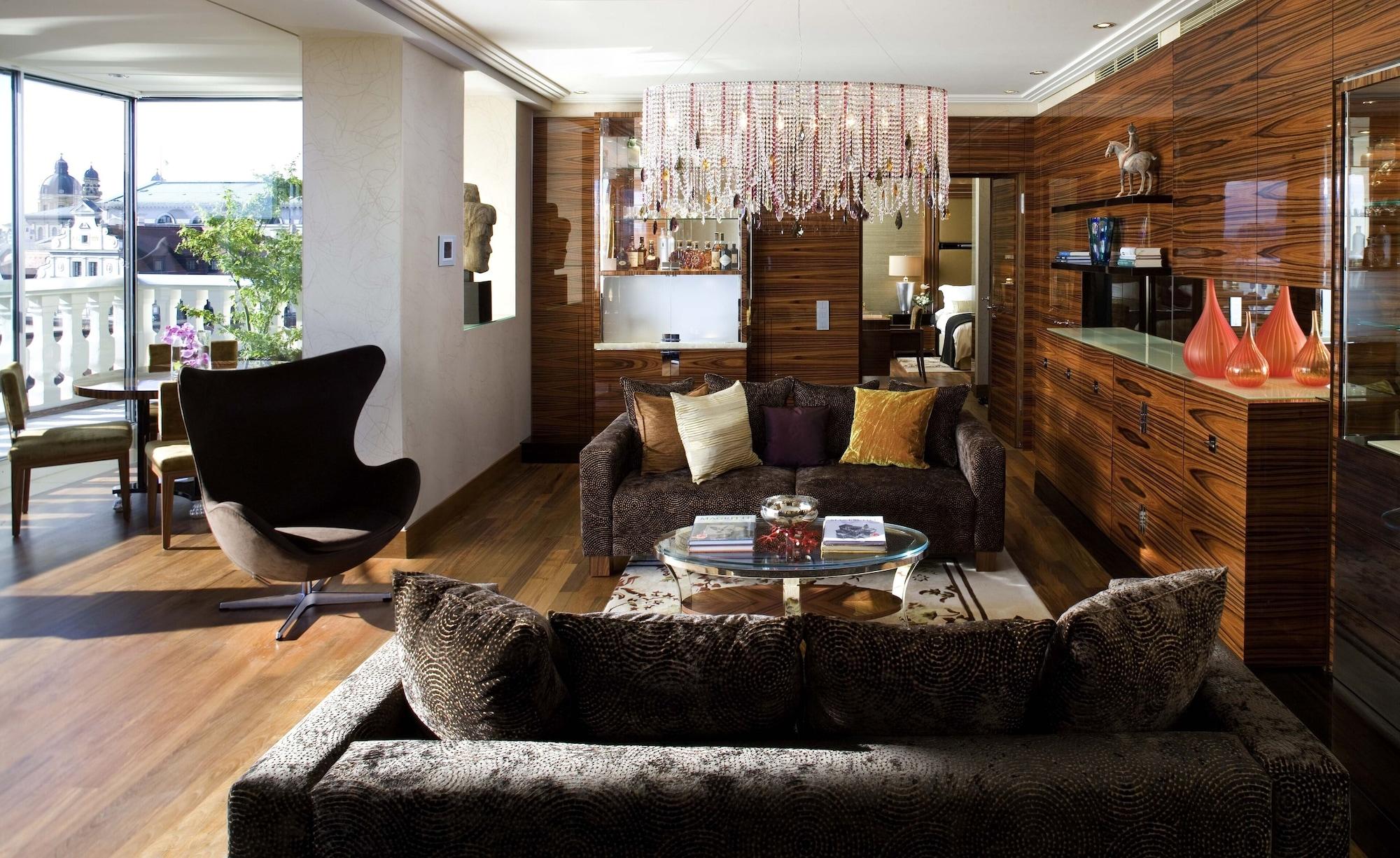 Mandarin Oriental, Hotel