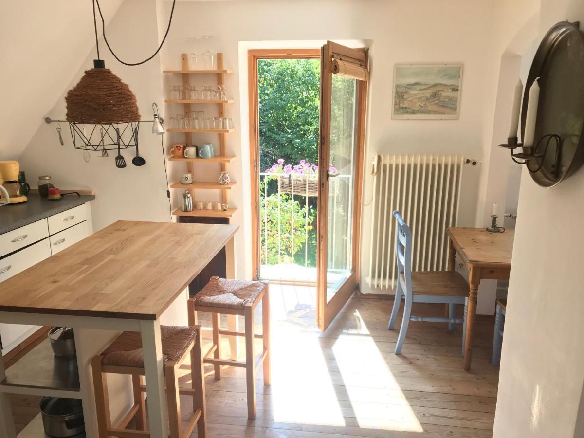 Charmante Altbau-dg-wohnung Apartment *