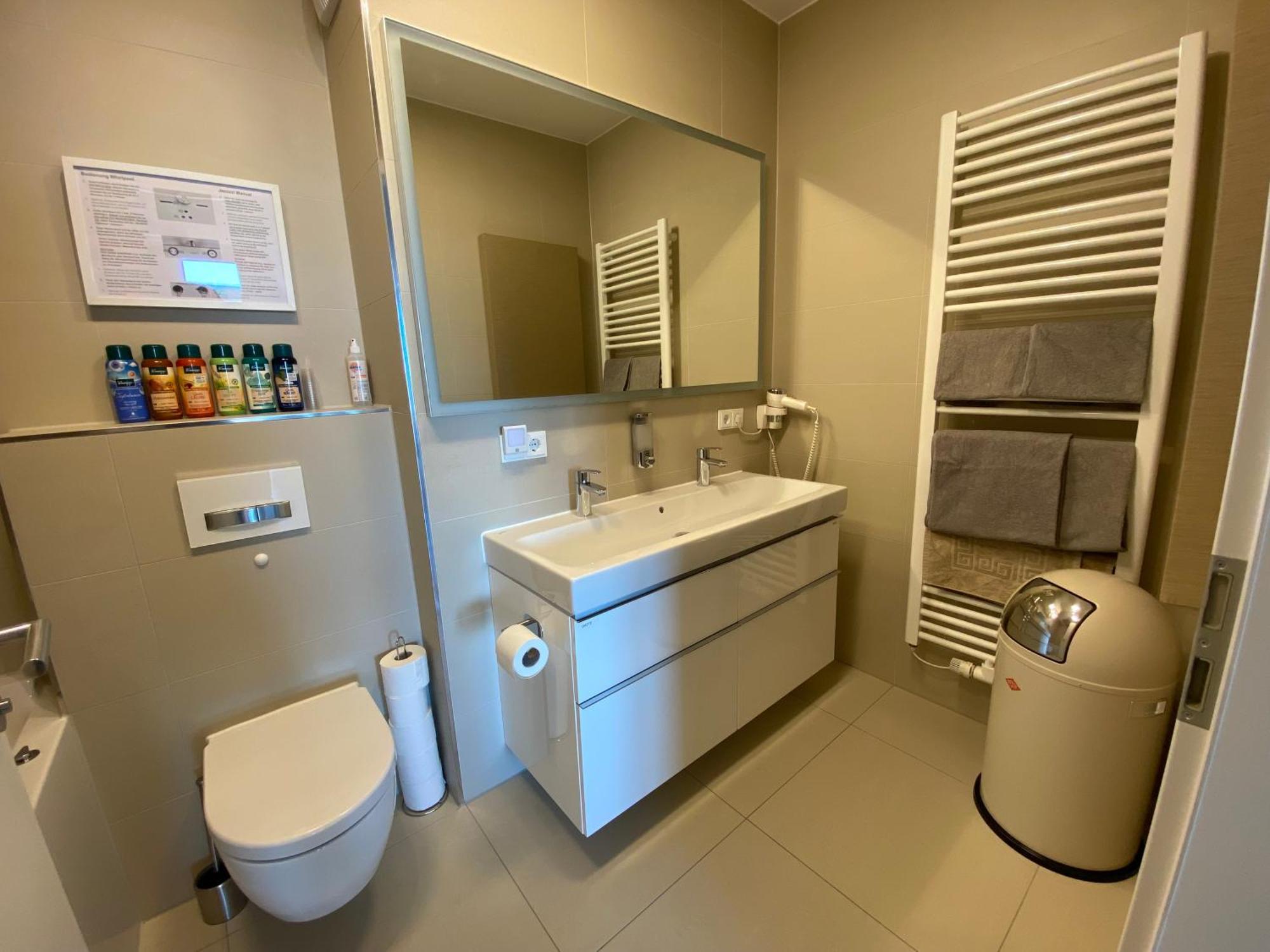 Alpen-panorama Suite: Luxurious Mountain View Retreat In Homestay Munich