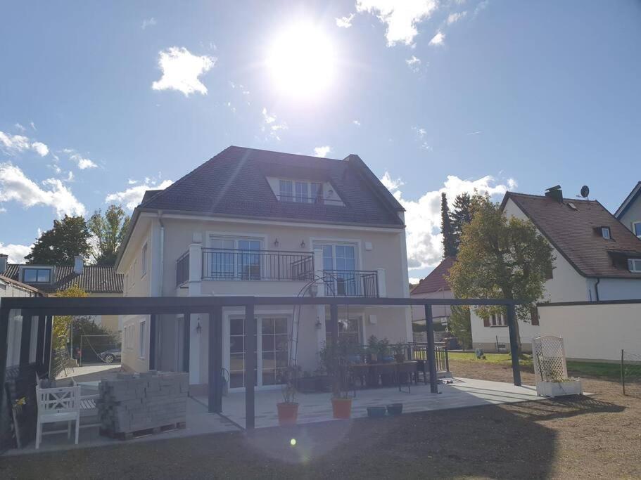Helle 3 Souterrainwohnung In Einem Neubau-villa