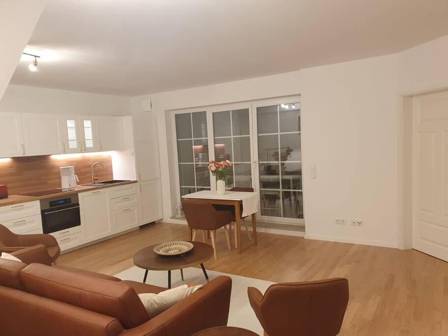 Helle 3 Souterrainwohnung In Einem Neubau-villa *