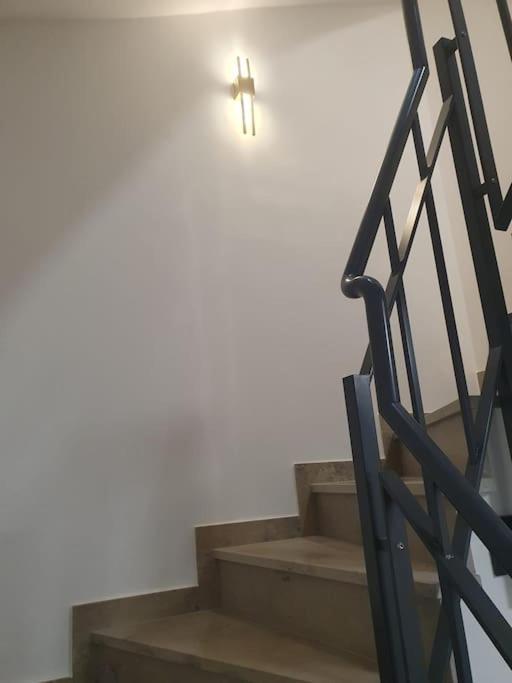 Helle 3 Souterrainwohnung In Einem Neubau-villa Munich